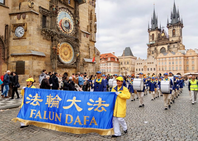 Image for article Česká republika: Lidé chválí Falun Dafa během průvodu v Praze