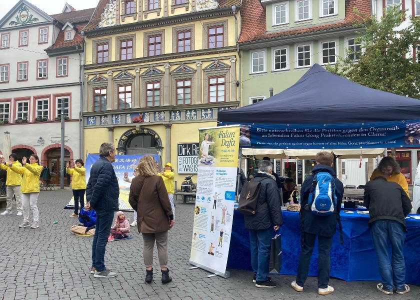 Image for article Erfurt, Německo: Lidé se seznamují s Falun Dafa a vyzývají k ochraně svobody víry