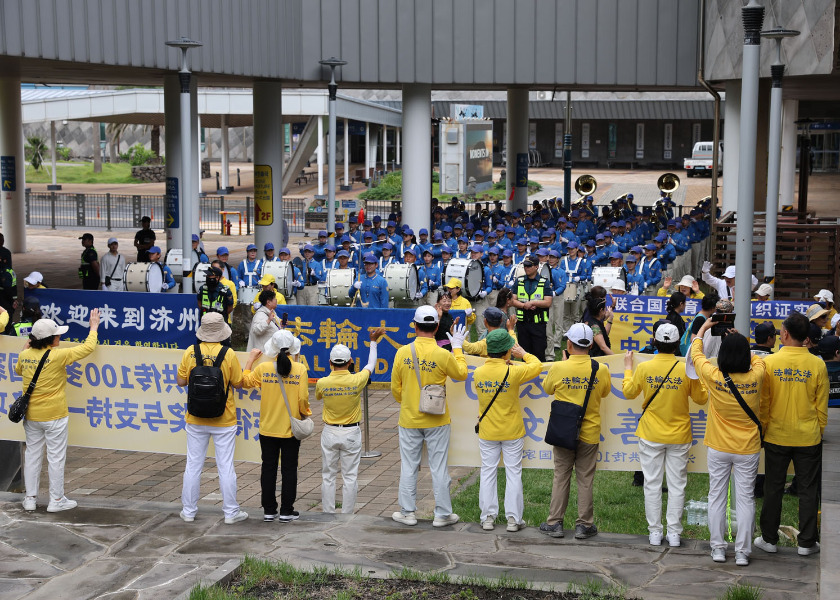 Image for article Jeju Island, Jižní Korea: Předávání informací čínským turistům o Falun Dafa
