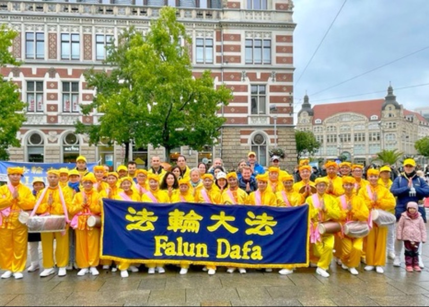 Image for article Praktikující Falun Dafa v Německu děkují Mistrovi Li a přejí mu šťastný Svátek poloviny podzimu