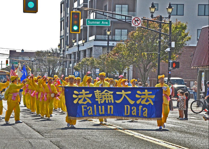 Image for article Seaside Heights, New Jersey: Skupina Falun Dafa vystoupila v průvodu ke Dni Kryštofa Kolumba a oslavila svobodu a dědictví