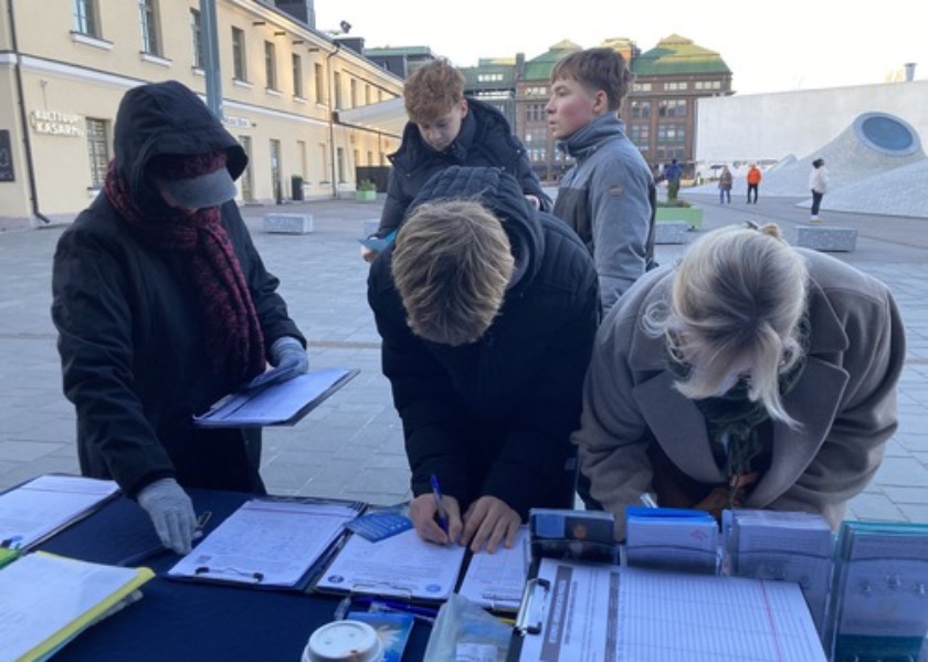 Image for article Lidé v Helsinkách podepisují petici odsuzující pronásledování v Číně