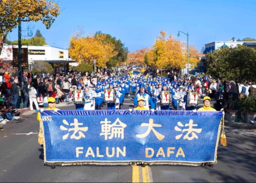 Image for article Kalifornie: Praktikující Falun Dafa na dětském vánočním průvodu v Los Gatos
