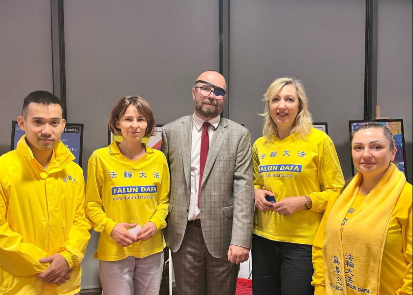 Image for article Polská veřejnost vítá Falun Dafa během festivalu neziskových organizací v Krakově