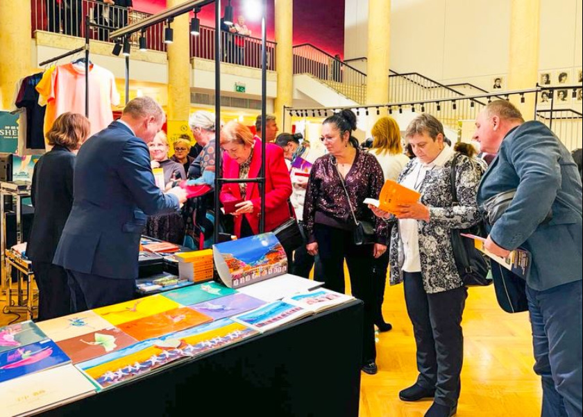 Image for article Łódź, Polsko: Velké množství diváků si na vyprodaných představeních Shen Yun kupuje Zhuan Falun