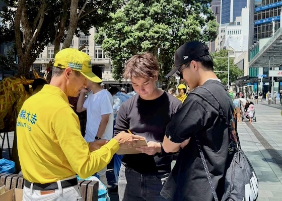 Image for article Auckland, Nový Zéland: Lidé chválí hlavní zásady Falun Dafa