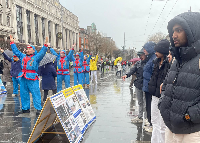 Image for article Irsko: Lidé se na akci v Dublinu seznamovali s Falun Dafa