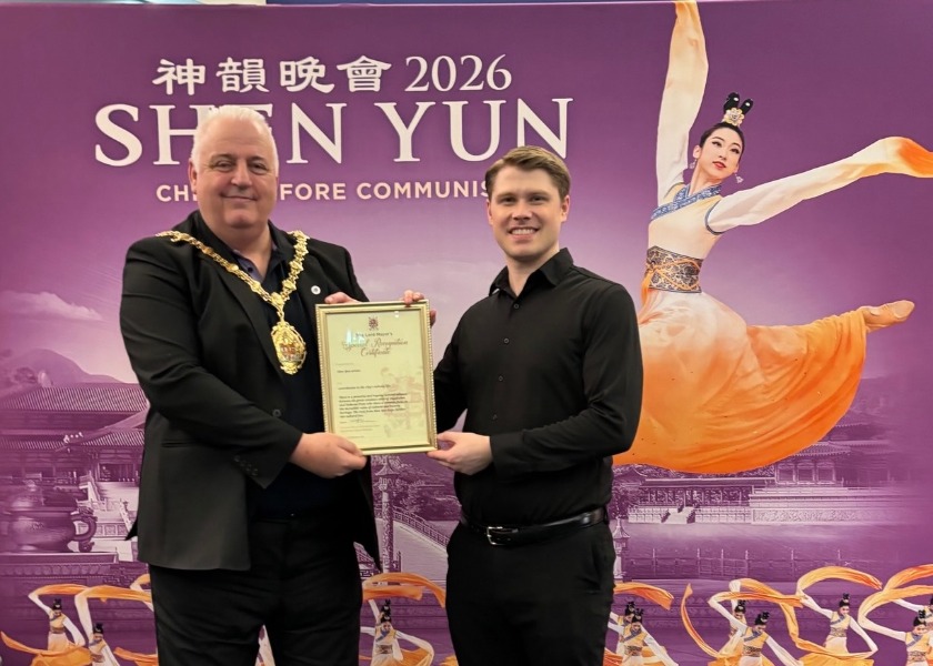 Image for article Starosta města Stoke-on-Trent předal souboru Shen Yun Performing Arts čestné uznání