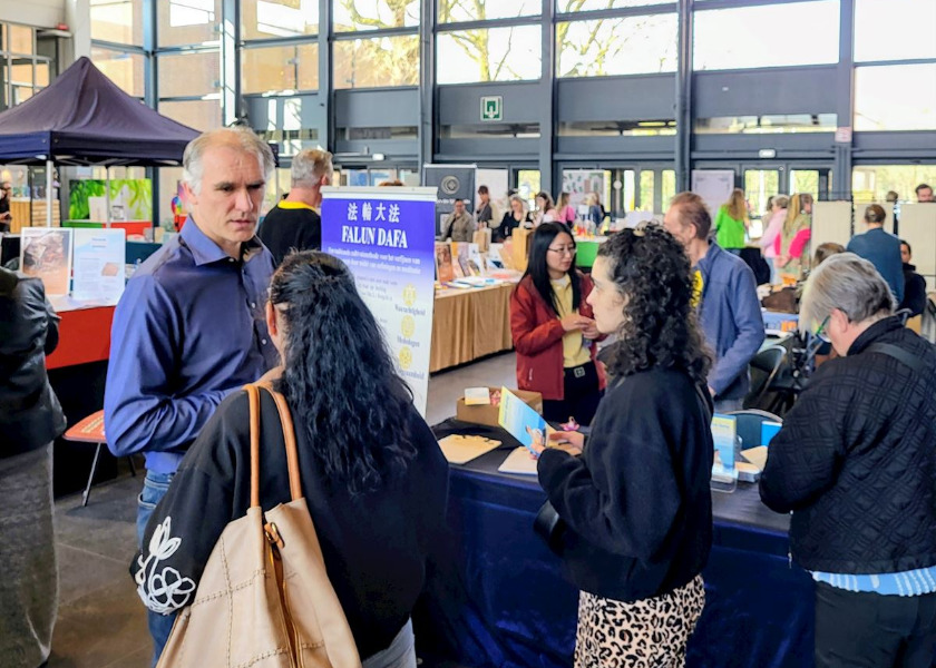 Image for article Představování Falun Dafa na jarním veletrhu Spiritual Bloom v Belgii