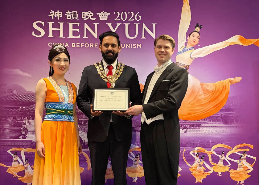 Image for article Starosta High Wycombe předal souboru Shen Yun Performing Arts certifikát uznání