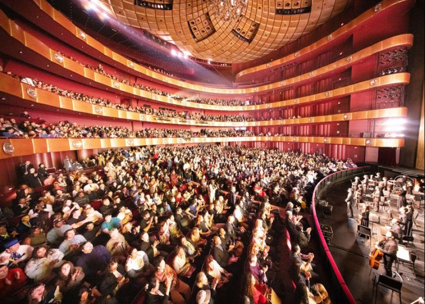 Image for article Zvolení představitelé v Evropě a Americe zažívají Shen Yun: „Obohacení pro všechny smysly“