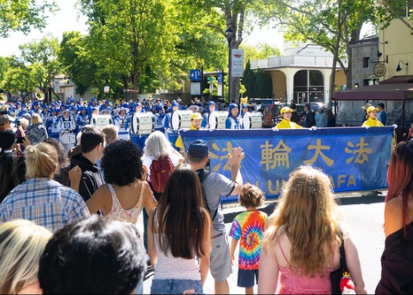 Image for article Kalifornie: Základní hodnoty Falun Dafa byly oceněny během průvodu Picnic Day na UC Davis