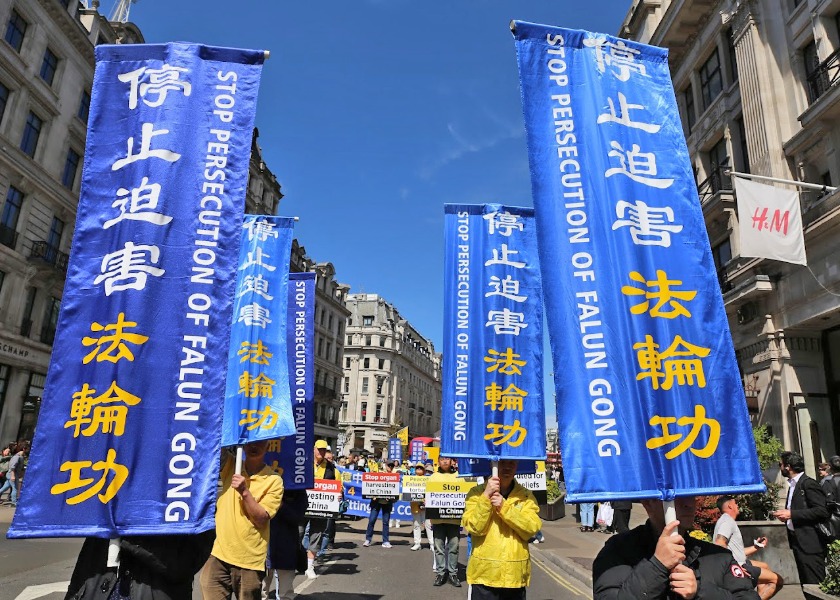 Image for article Londýn, Velká Británie: Průvod připomněl 27. výročí pokojného odvolání v Pekingu