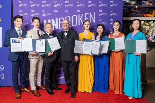 Image for article Kanadská premiéra filmu „Unbroken: Neznámý příběh Shen Yun“ na červeném koberci sklidila uznání a podporu