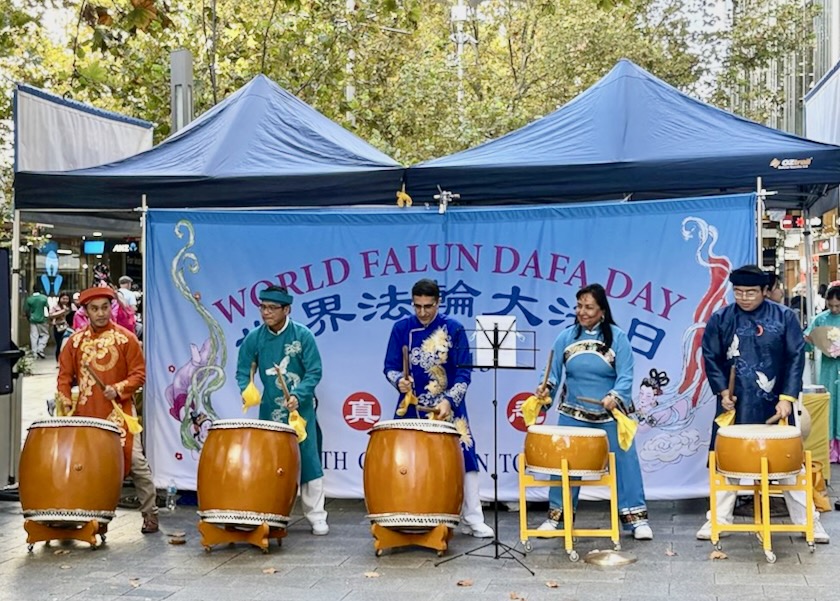 Image for article Perth v Austrálii: Lidé během oslav oceňovali Falun Dafa