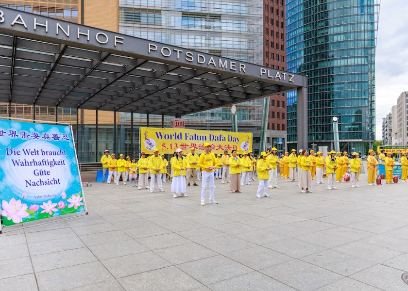Image for article Čínští studenti se během oslav Světového dne Falun Dafa v Berlíně seznamovali s Falun Gongem