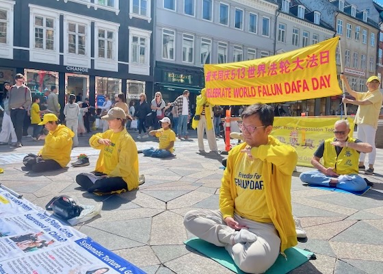Image for article Kodaň, Dánsko: Oslavy Světového dne Falun Dafa na náměstí Amagertorv