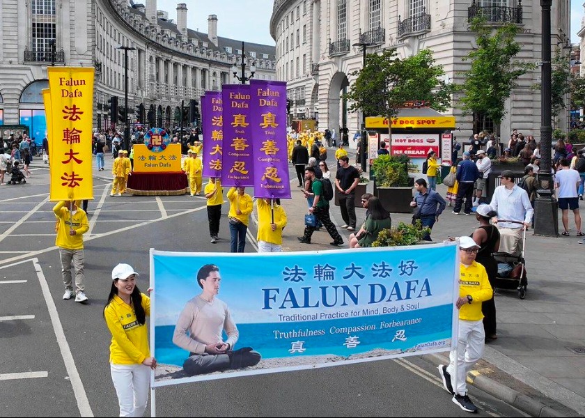 Image for article Londýn ve Spojeném království: Velký průvod a shromáždění oslavily Světový den Falun Dafa