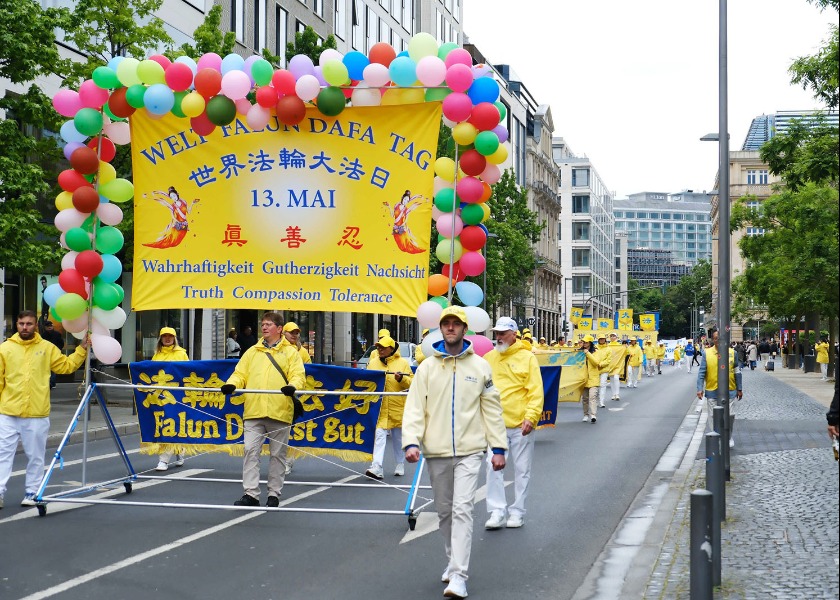 Image for article Německo: Lidé chválili Falun Dafa během oslav Světového dne Falun Dafa ve Frankfurtu