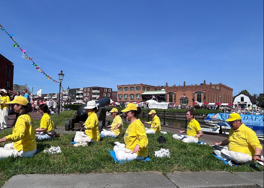 Image for article Nizozemsko: Praktikující představili Falun Dafa na festivalu v přístavu Leur