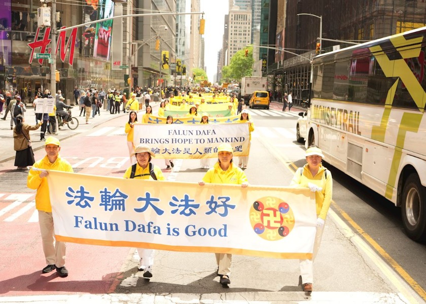 Image for article Turisté během velkého průvodu na Manhattanu ocenili univerzální hodnoty Falun Dafa