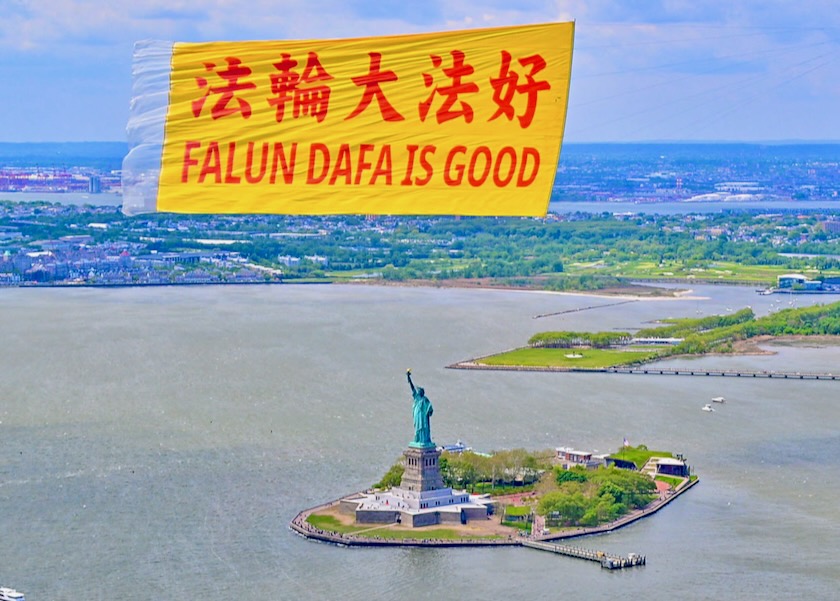 Image for article Nad Manhattanem zavlála obří vlajka s nápisem „Falun Dafa je dobrý“