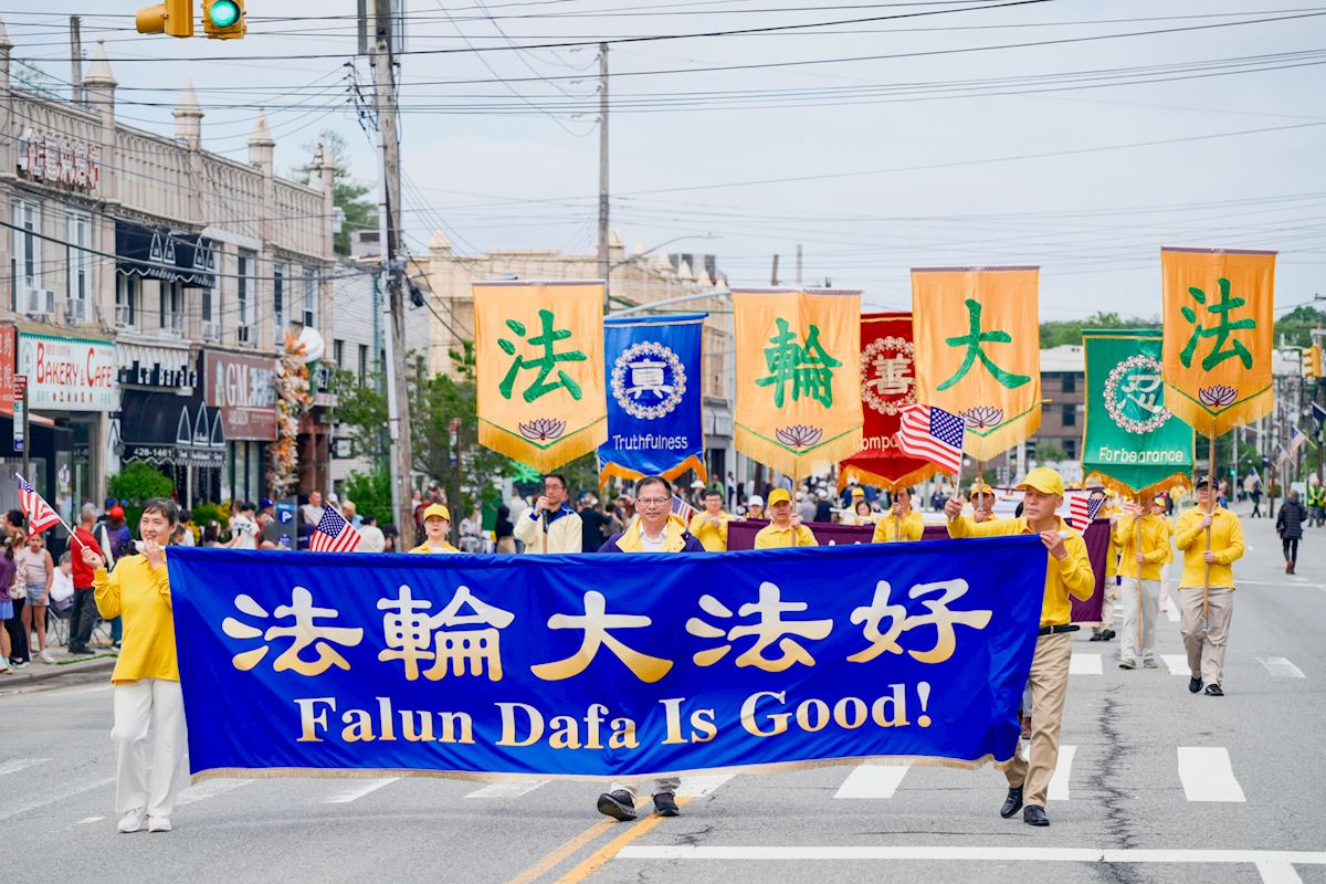 Image for article New York: Číňané pociťují hrdost při pohledu na průvod praktikujících Falun Dafa ke Dni obětí války