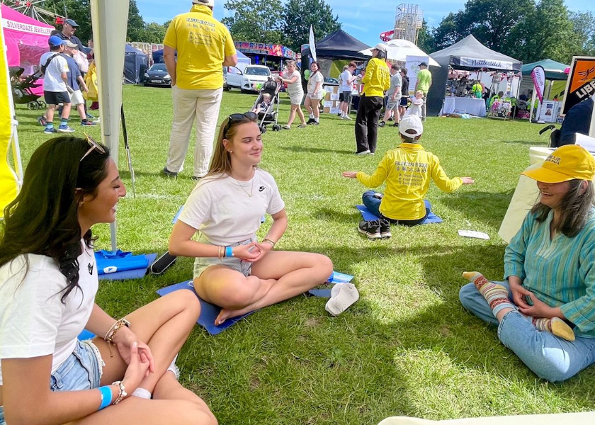 Image for article Lidé se během Dne obce v Surrey ve Velké Británii učili cvičení Falun Dafa