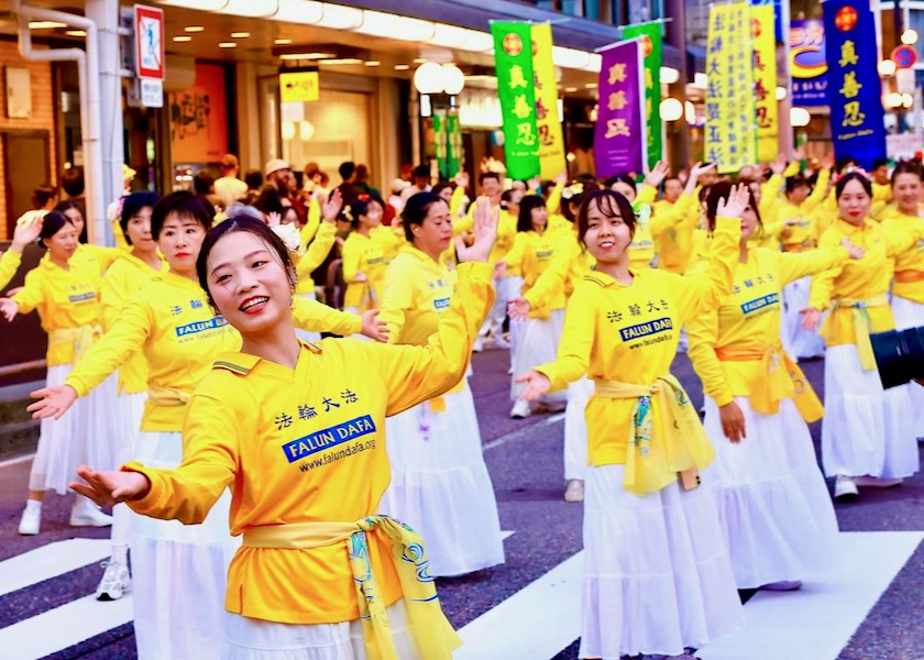 Image for article Japonsko: Lidé na festivalu Kanazawa Hyakumangoku ocenili Falun Dafa