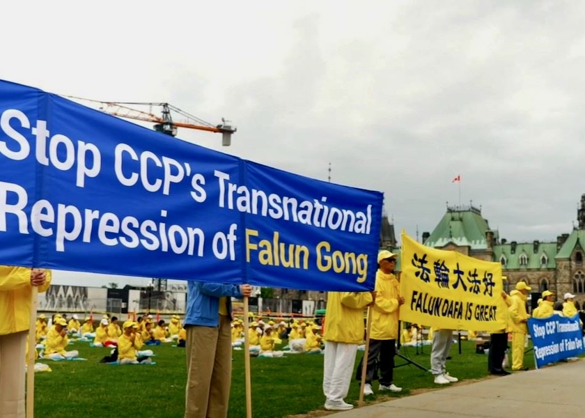 Image for article Kanada: Praktikující Falun Dafa uspořádali tiskovou konferenci na Parliament Hill během návštěvy čínského ministra zahraničních věcí