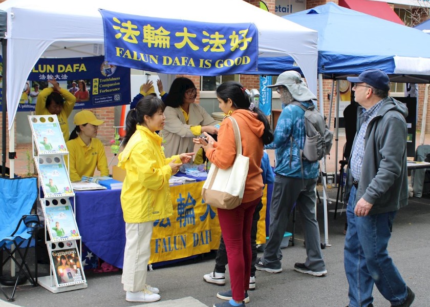 Image for article Lidé se během Lexington Discovery Day seznamovali s Falun Dafa