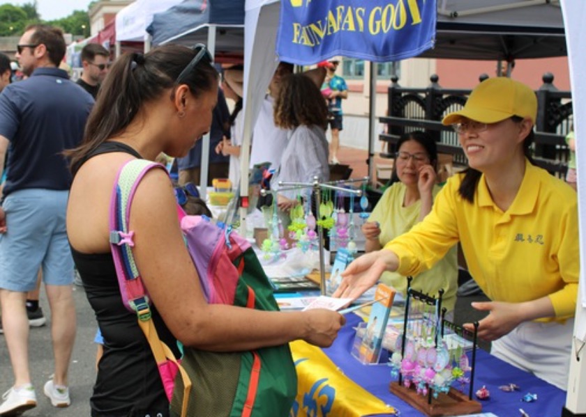 Image for article Massachusetts, USA: Představení Falun Dafa na Dni města Winchester