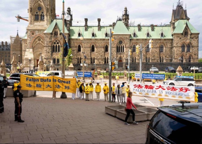 Image for article Ottawa (Kanada): Praktikující Falun Dafa protestovali během návštěvy čínského ministra zahraničí proti pronásledování ze strany KS Číny