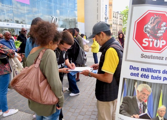 Image for article Paříž: Lidé na veřejné akci chválili Falun Dafa