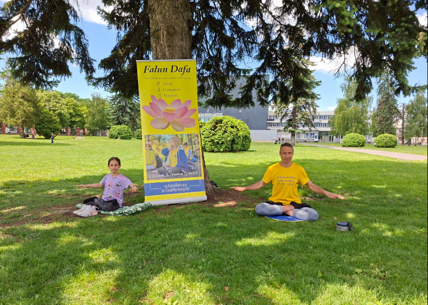 Image for article Rumuni podporují Falun Dafa: „Stojíte za něčím, za co stojí bojovat“
