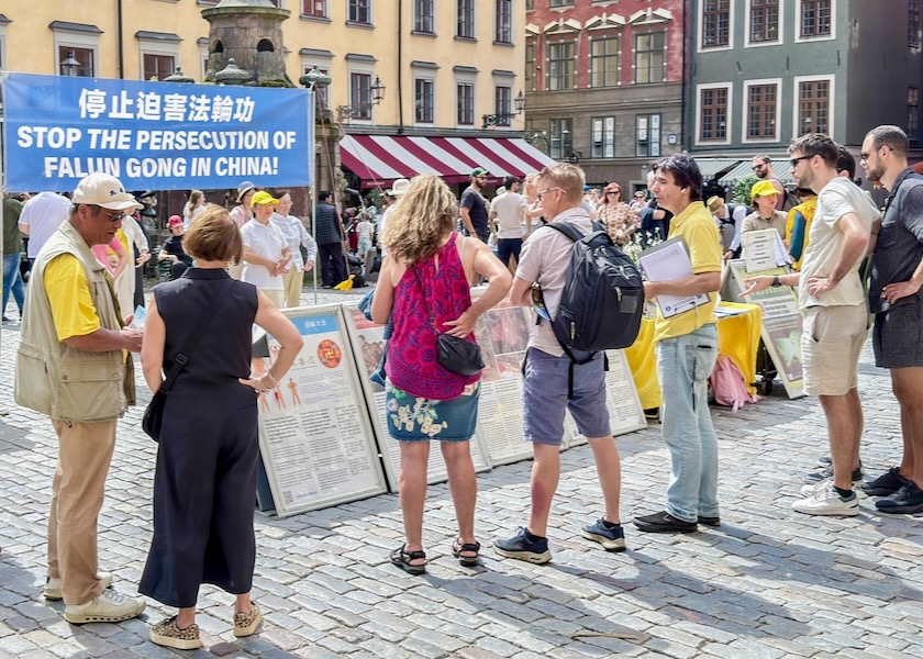 Image for article Stockholm, Švédsko: Lidé se na svatojánském festivalu dozvídají o pronásledování ze strany KS Číny