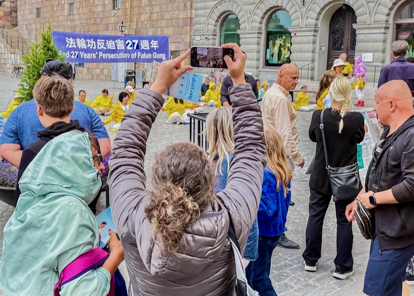 Image for article Stockholm: Kolemjdoucí podpořili akce Falun Gongu připomínající 27. výročí pronásledování v Číně