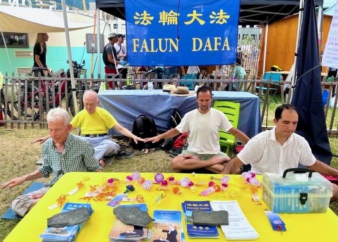 Image for article Lidé se dozvídají o Falun Dafa na Festivalu pěti kontinentů ve Švýcarsku