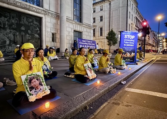 Image for article Pietní shromáždění se svíčkami před čínským velvyslanectvím v Londýně vyzvalo k ukončení 27 let trvajícího pronásledování