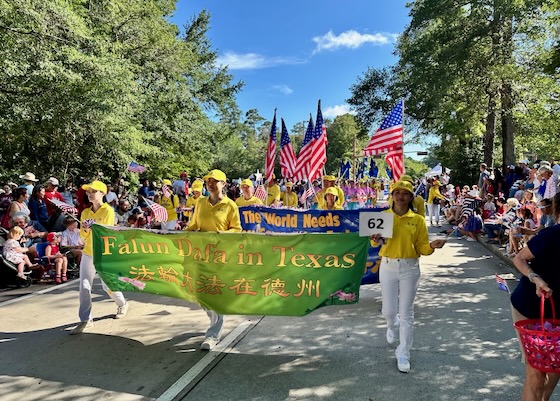 Image for article Falun Dafa vřele přivítán na průvodu ke Dni nezávislosti v Texasu: „Děláte dobro pro celý svět“