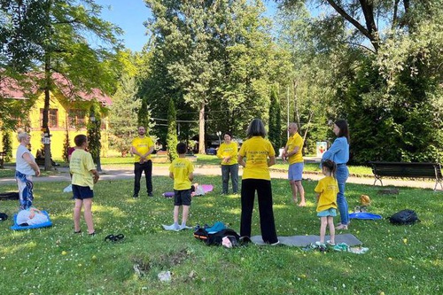 Image for article Mladí praktikující Falun Dafa v Rumunsku si na letním táboře Minghui budují sebedůvěru