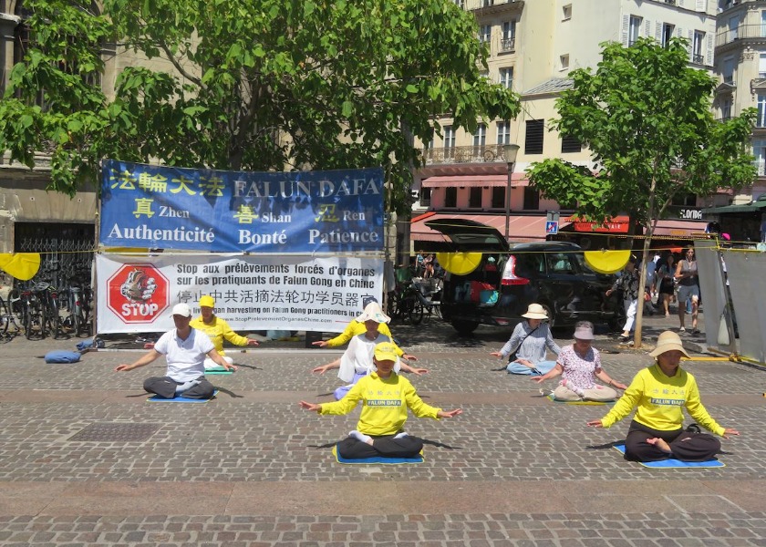 Image for article Lidé během akce v Paříži ocenili hlavní principy Falun Dafa