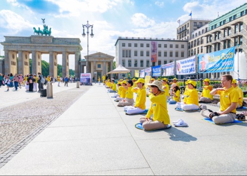 Image for article Berlín, Německo: Poslanci ocenili úsilí praktikujících Falun Gongu při odhalování pronásledování
