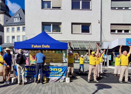 Image for article Německo: Lidé během akce v Meschede ocenili principy Falun Dafa