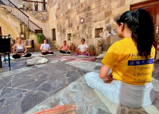 Image for article Turecko: Turisté a místní obyvatelé pocítili klid a uvolnění poté, co se naučili cvičení Falun Dafa