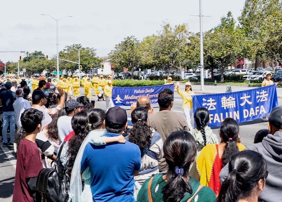 Image for article Fremont, Kalifornie: Falun Dafa přivítán na průvodu ke Dni Indie