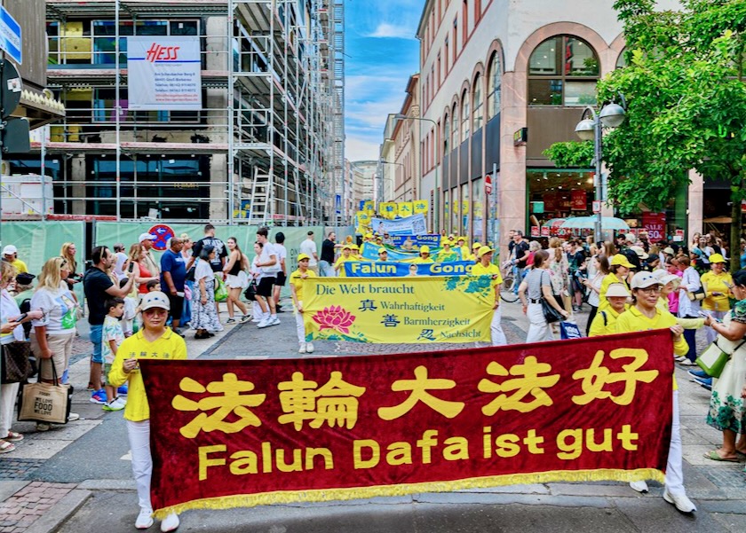 Image for article Německo: Průvod praktikujících ve Frankfurtu upozorňuje na pronásledování