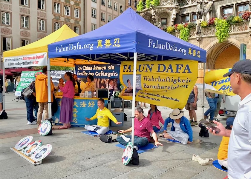 Image for article Německo: Lidé na akci v Mnichově chválí Falun Gong a odsuzují pronásledování