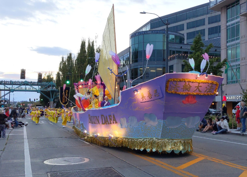 Image for article Seattle: Alegorický vůz Falun Dafa přináší již více než 20 let záři do průvodu Seafair