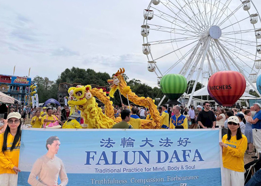Image for article Bristol, Velká Británie: Návštěvníci balónového festivalu se seznamují s Falun Dafa